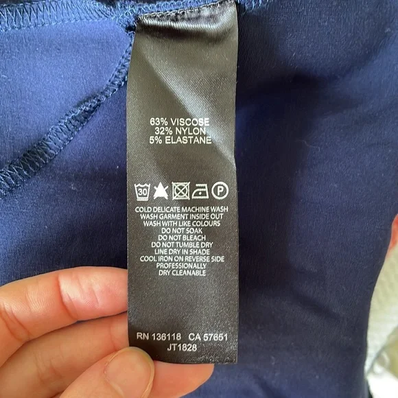 💙FOREVER NEW Sz6 Blue structured short sleeve blouse with zipper + flair detail - Picture 14 of 14